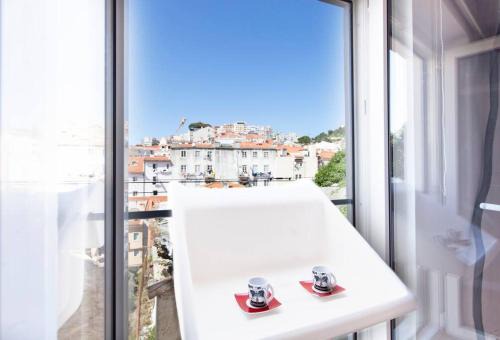 Mouraria 2 - View from French Balcony & Smart Check-in in Lisbon