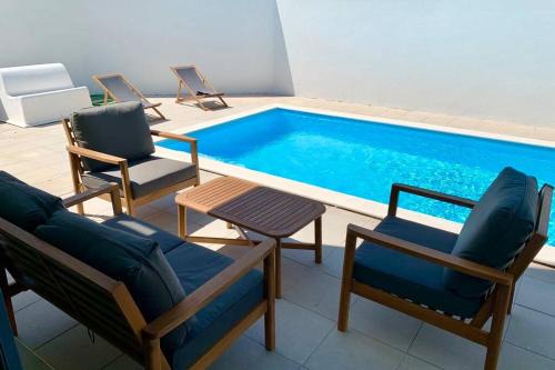 New and modern 3 bedroom Villa with private heated pool near Nazaré in São Martinho do Porto
