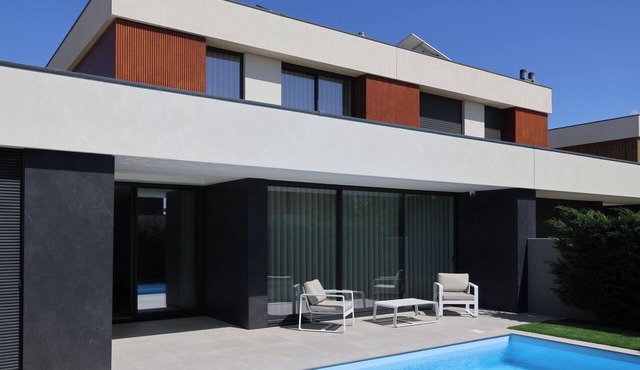 New, modern vacation home with a pool—quiet, family-friendly, and close to the beach in Aver-o-Mar