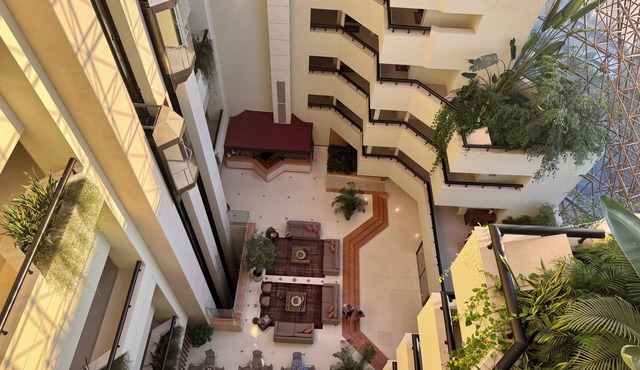 Ocean front condo with hotel amenities in Cascais in Cascais