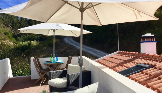 Odeceixe Valley House. Minutes from the beach. Two rooms and a Lounge Rooftop.