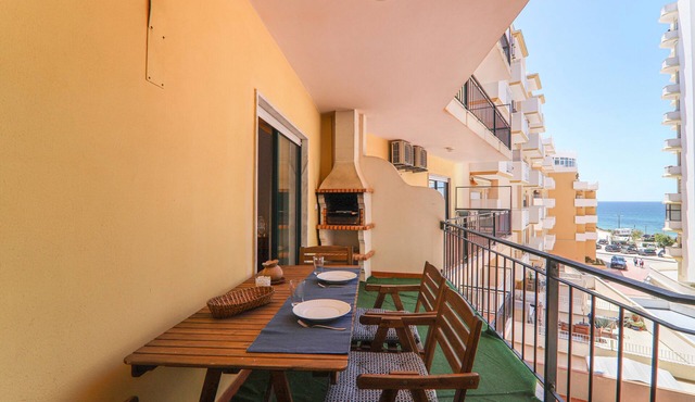 'Olival Beach' Apartment with Sea View, Shared Pool, and Wi-Fi in Armação de Pêra
