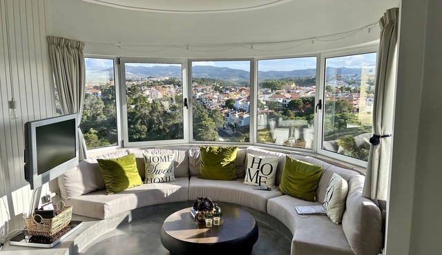 One bedroom plus extra room spacious apartment in Cascais center, mountain view