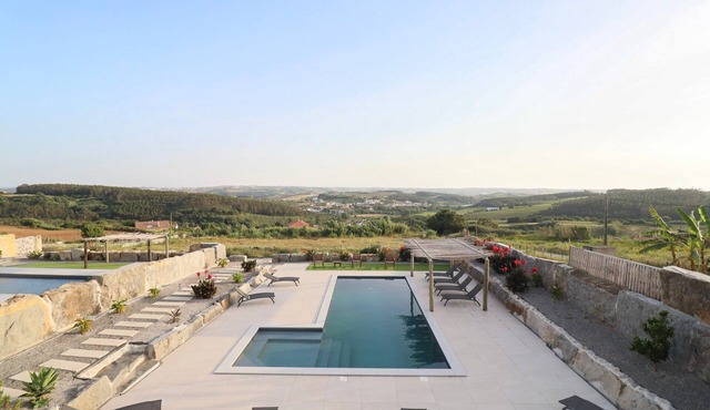 Peace House Lourinhã - Villa 6: Mountain View, Shared Pool & Wi-Fi