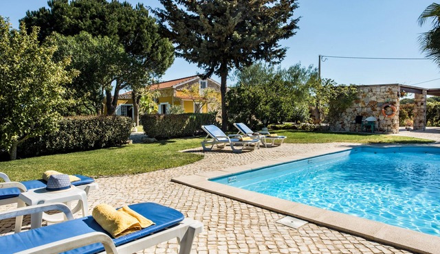 Peaceful Algarve Villa with Private Pool, Spacious Garden & BBQ Area in Pêra