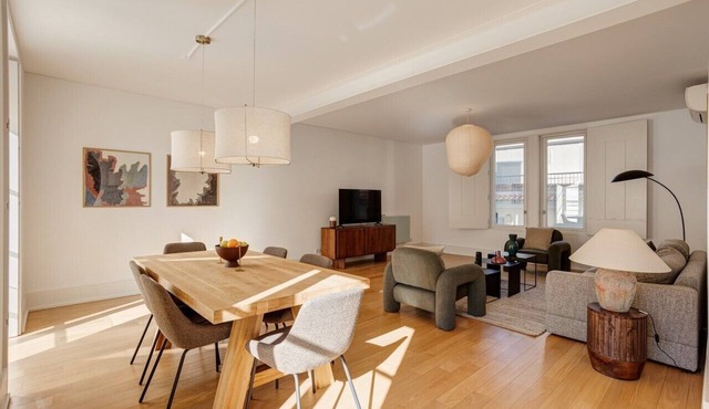 Pearl of Chiado: T4 apartment in central Chiado with AC/Llift/parking and charm