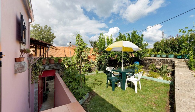Pêssego - Al Apartment with Mountain View, Wi-Fi, and Air Conditioning in Belece