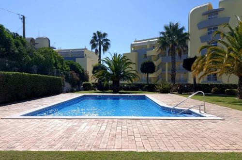 Pool View Balcony & Walk to beach, by TimeCooler in Lagos