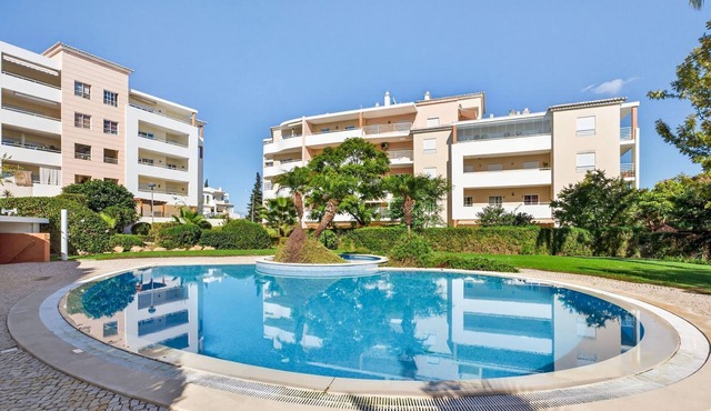 Portimão 1BR with Pool by LovelyStay in Portimão