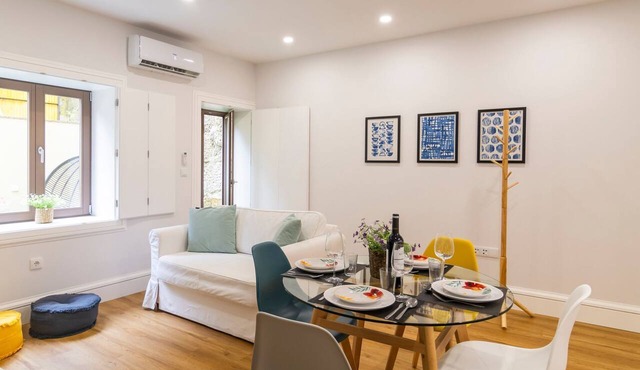 Porto River Flat w/Patio by LovelyStay