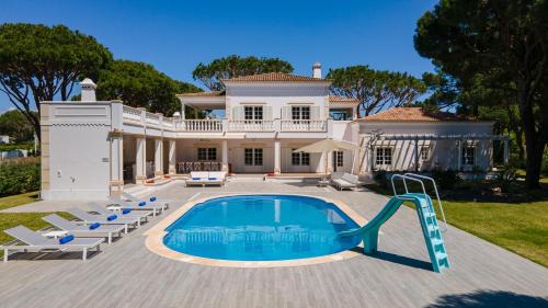 Portuguese mansion close to marina, golf and beach. in Quarteira