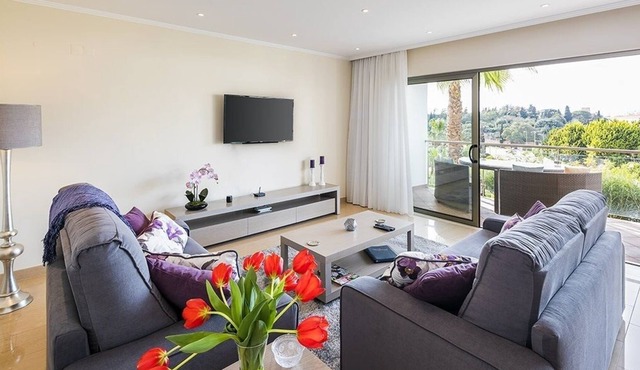 Premier nº 24 - Two Bedroom Apartment, Communal Pool, Air-Con, Wi-Fi