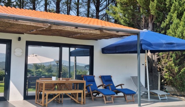 Premium 30 m² suite for up to 4 guests, with private bathroom, kitchenette and mezzanine. Nespresso, Marshall sound system and robes. Shared seasonal pool, garden and outdoor areas. Free gated parking. Pets: €7/night. in Peso