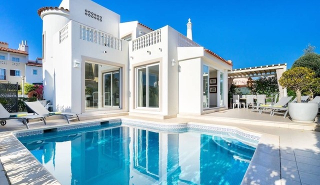 Prime Hideaway Luxury Villa | Swimming Pool | AC in Quarteira