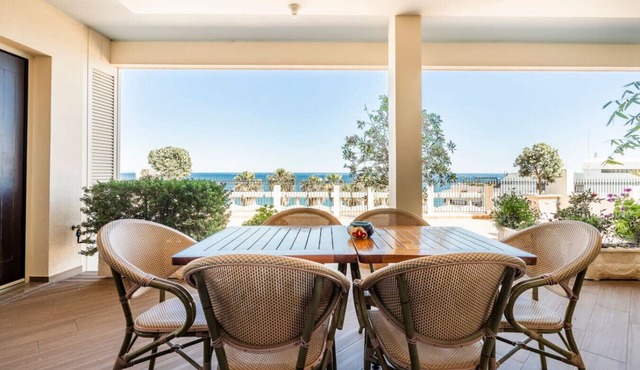 Prime Oceanfront 2BR Apt Walk to Beach & Lagos