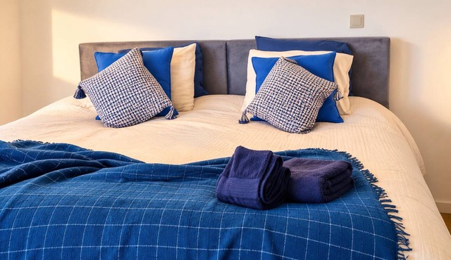 Private 30 m² suite for up to 4 guests, with queen bed, mezzanine, bathroom and kitchenette. Nespresso, Marshall sound system and robes. Shared seasonal pool, garden, fire pit and telescope. Free gated parking. Pets: €7/night. in Peso