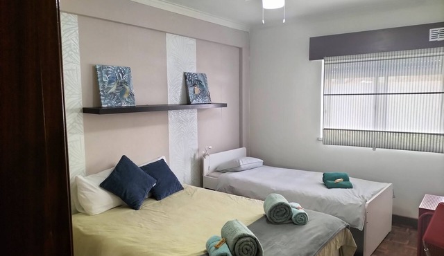 Private, air-conditioned room with cable TV and Wi-Fi in Corroios