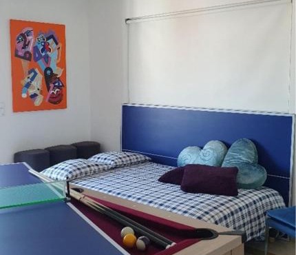 Private Room & Ensuite Bathroom In Stylish Shared Apartment - River View, Beach & Lisbon Accesss