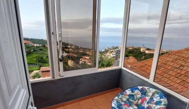 Private room with en-suite and private access in Calheta