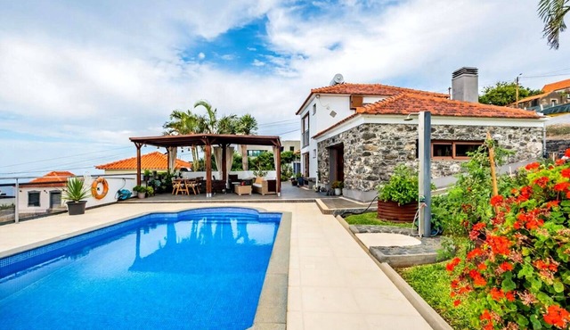 Quinta Aurora - Cottage Vacation Home - Heated Pool, Ocean View, Organic Garden in Estreito da Calheta
