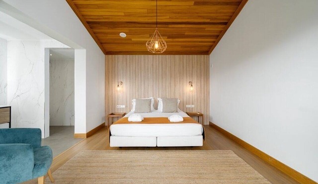 Relaxing Mountain View Mid Century Vibe Stay | Free Parking + Onsite Pool