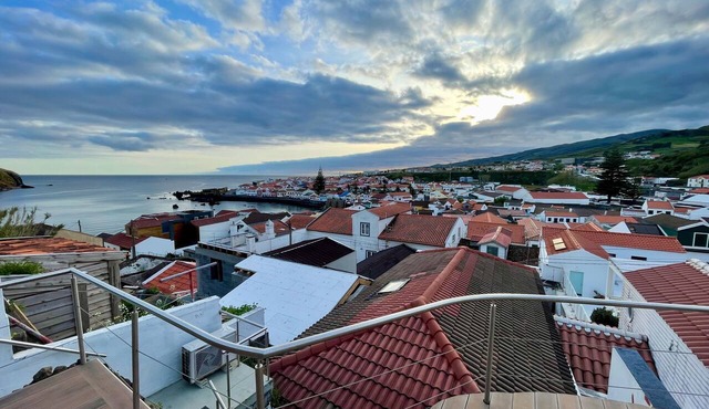 Renovated fisherman house sleeping 4 with terrace, BBQ & magnificent views in Horta
