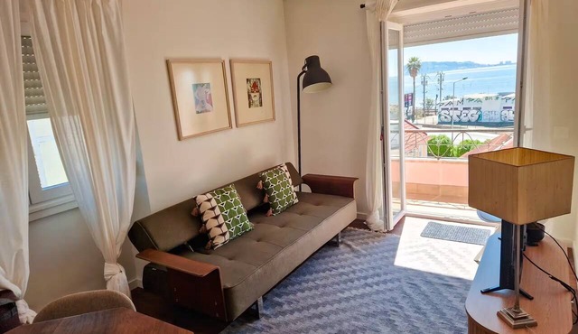 Riverside 2-Bedroom Apartment with Balcony in Cruz Quebrada