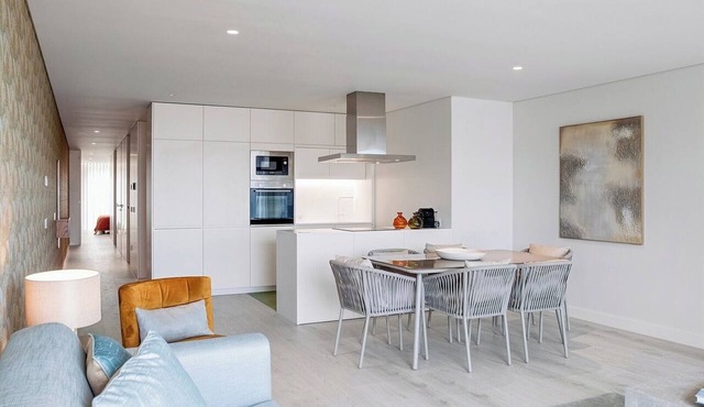 Riverside Luxe 2BR | Pool, Spa, Balcony and Parking
