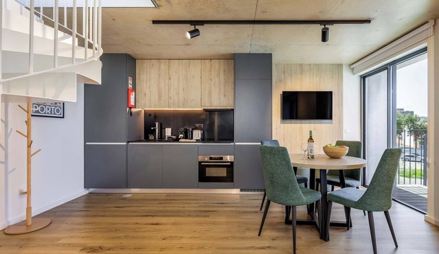 Riverside View Apt, Near Porto & Beach in Vila Nova de Gaia