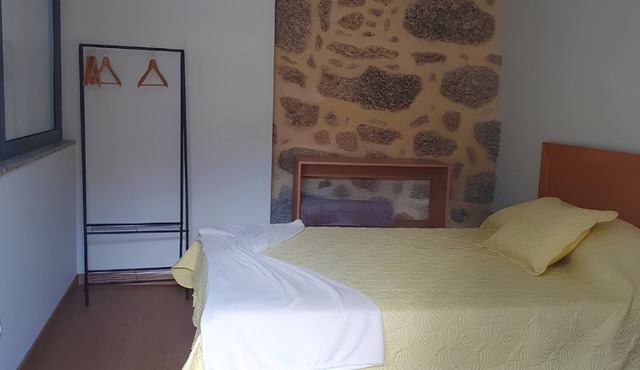 Room 3 with private bathroom, Wi-Fi and air conditioning in Rossas