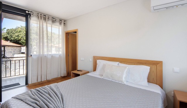 Room 5 with private bathroom, Wi-Fi, and air conditioning in Rossas