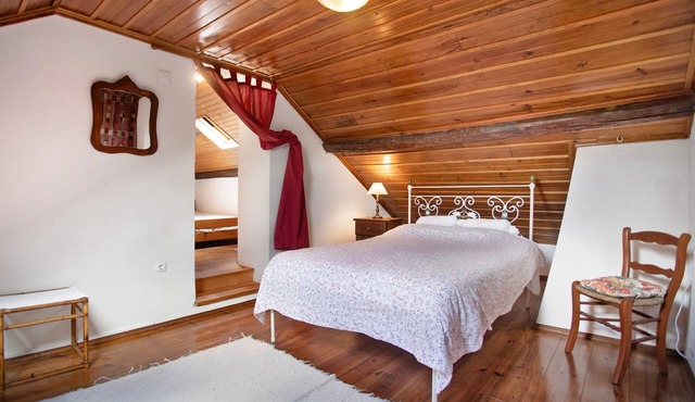 Room in 'Casa Do Largo - Floor 2' with Shared Terrace, Shared Garden and Wi-Fi in Mendiga
