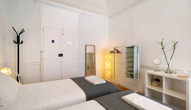 Room 'Quarto 6' with Shared Terrace, Wi-Fi and Air Conditioning in Faro