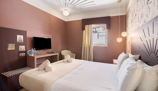 Room 'Quarto Casal Comfort Plus 105' with Shared Terrace, Wi-Fi and Air Conditioning in Faro