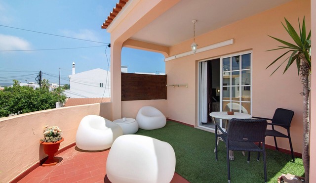 Room 'Southstar Guesthouse - Quarto V' with Shared Pool, Wi-Fi and Air Conditioning in Quelfes
