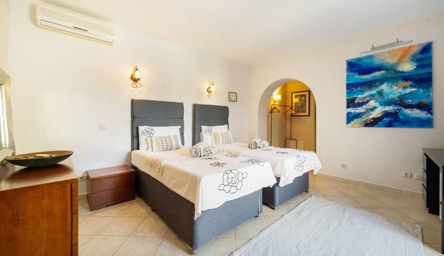 Room 'The Courtyard' with Shared Pool, Shared Garden and Wi-Fi in Almancil