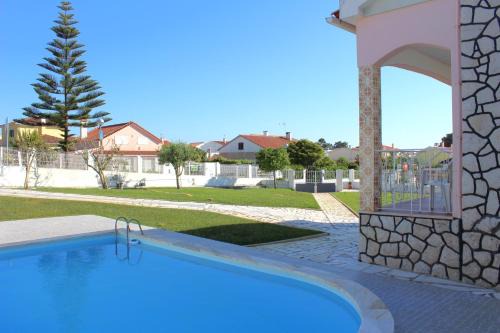 Seriz Beach House - Family Villa with Pool, BBQ & Garden Near the Beach in Sesimbra