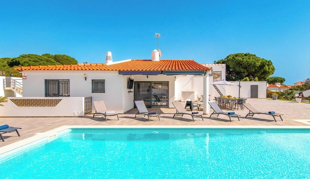 Sophisticated villa with heatable pool in Albufeira
