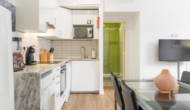 Spacious 2BR Chiado Family Apt | Full AC, 2 Lifts & Santa Justa Views in Lisboa ciudad