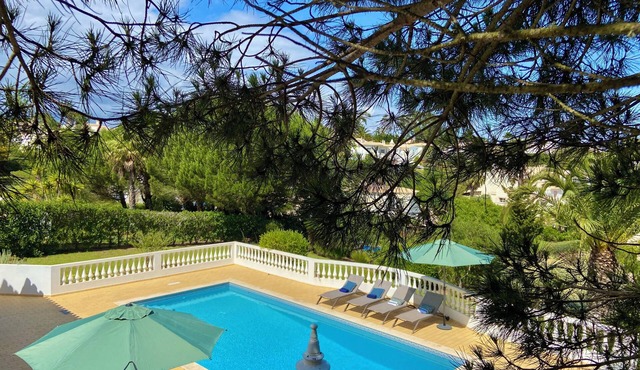 Spacious 3-bedroom villa, private pool on a golf course and close to beaches.