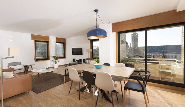 Spacious 3BR Porto Center Apt w/Balcony | Full A/C, Parking & LiftsLV Premier MQ2- View, AC, lifts, balcony in Oporto