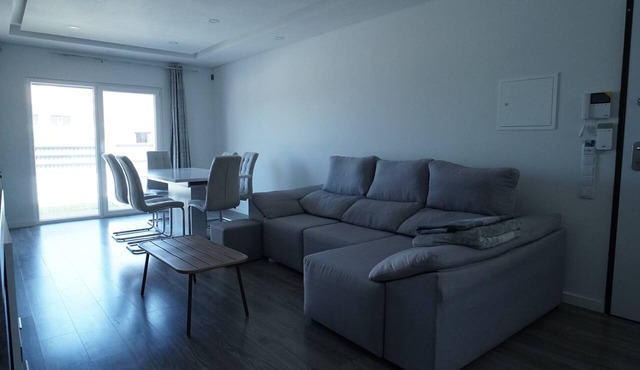 Spacious 4-Bedroom Villa in Fernão Ferro with Private Terrace, Wi-Fi & Air Conditioning
