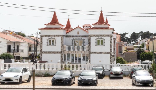 Spacious 5-Bedroom Villa with Garden Near Lisbon ,Sesimbra& beautiful beaches in Quinta Do Conde