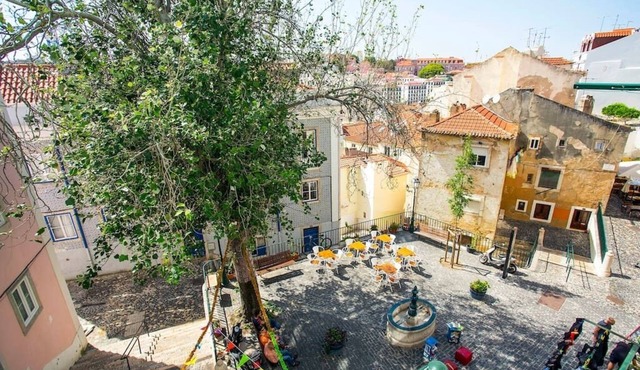 Spacious and fully equipped 2-bedroom apartment located in Largo dos Trigueiros in Lisboa