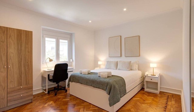 Spacious, Custom-Designed Apartment with Air Conditioning in Areeiro in Lisbon