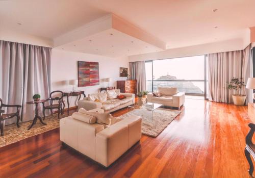 Spacious house with sea view in Caniço + private pool in Santa Cruz