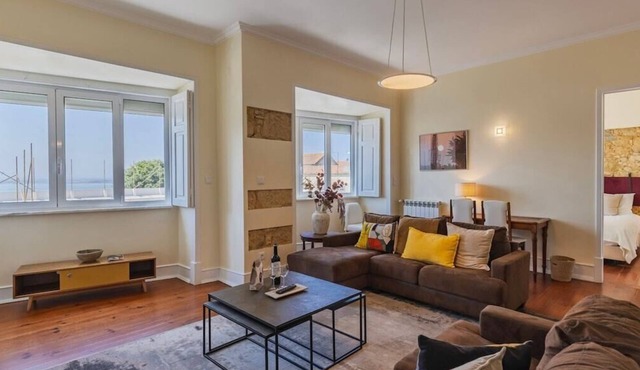 Spacious Mordern Apt in Graça’s Historic Quarter in Lisbon