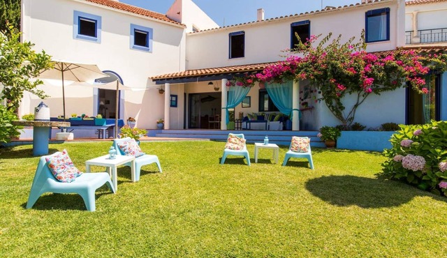 Spacious, architecturally designed house with a garden and ocean view, a 3-minute walk from the beach in São Martinho do Porto