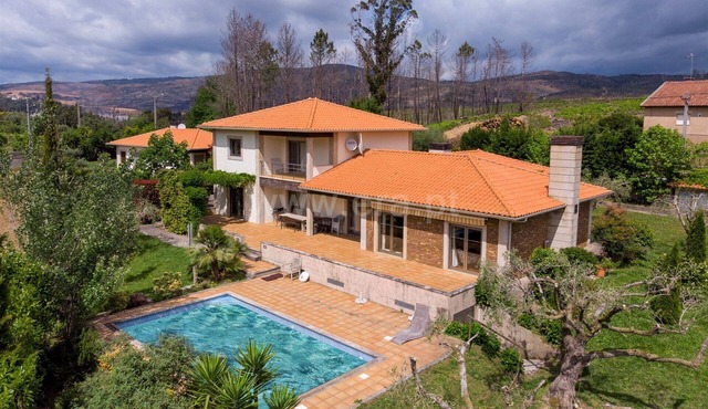 Spacious, quiet villa in Olival—air-conditioned and heated in Estorãos