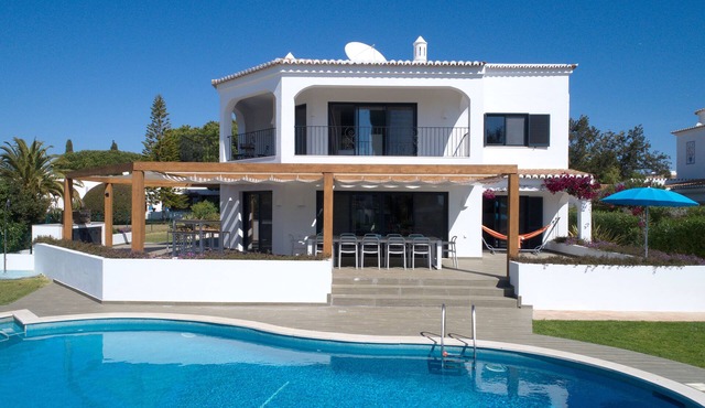 Spacious, renovated luxury villa for 12 people, 100 meters from the sea in Carvoeiro